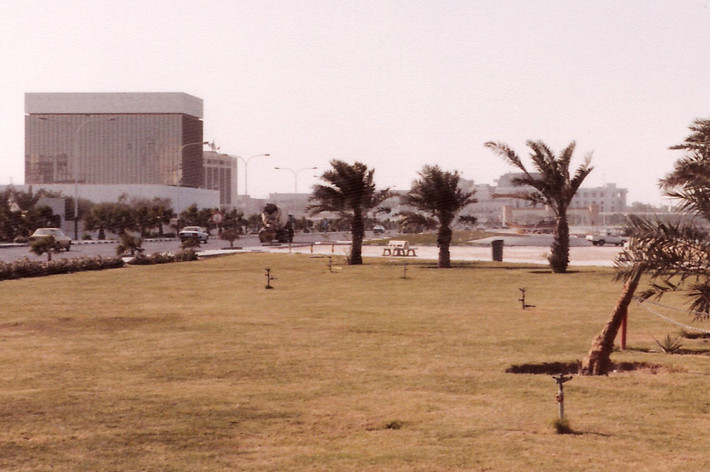 Phía ngoài trụ sở Cơ quan tiền tệ Qatar, khoảng năm 1985.