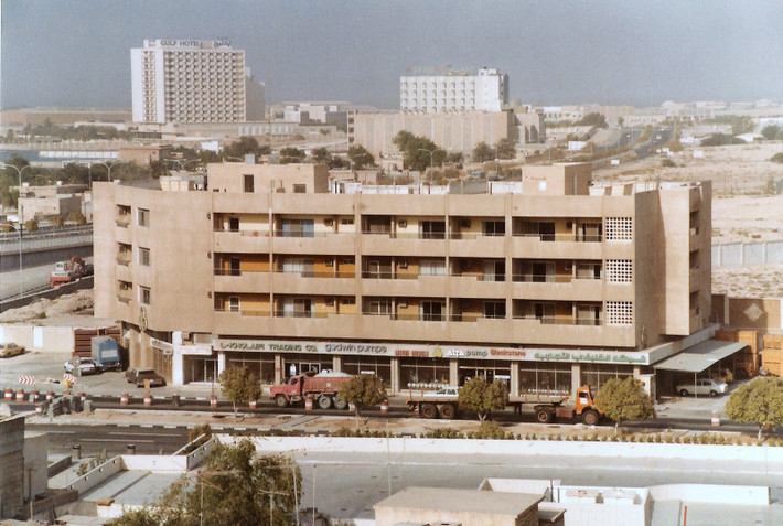 Một khu chung cư ở Doha, Qatar thập niên 1980. Phía xa là khách sạn Vùng Vịnh (trái) và khách sạn Ốc Đảo (phải).