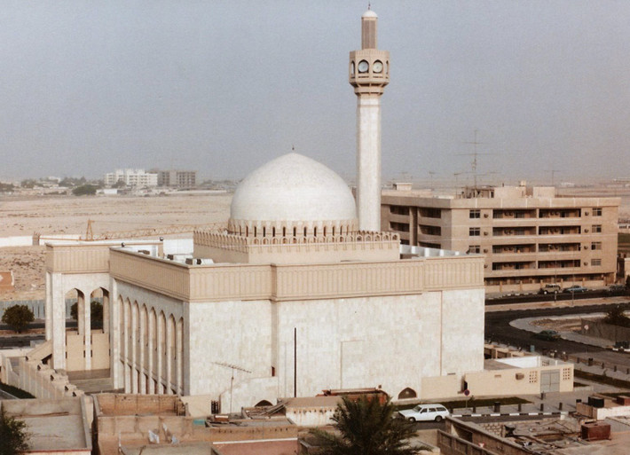 Thánh đường Hồi giáo Abu Bakr Alsiddiq, tọa lạc gần gần vòng xoay Ras Abu Abboud.