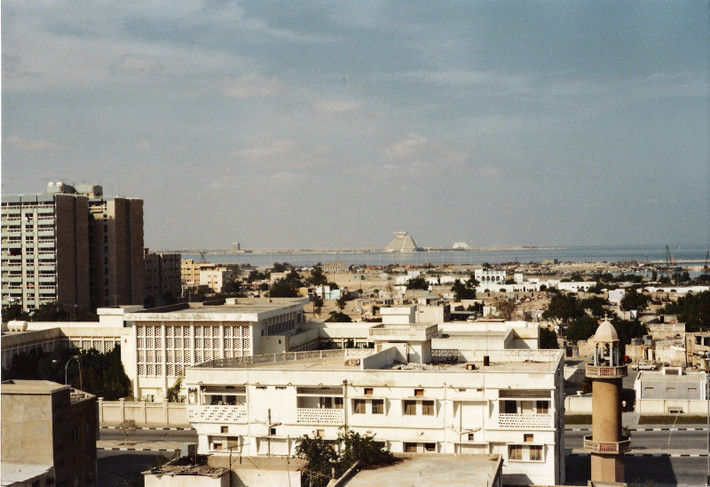 Một góc thành phố Doha với khách sạn Doha Sheraton nổi bật ở đường chân trời.