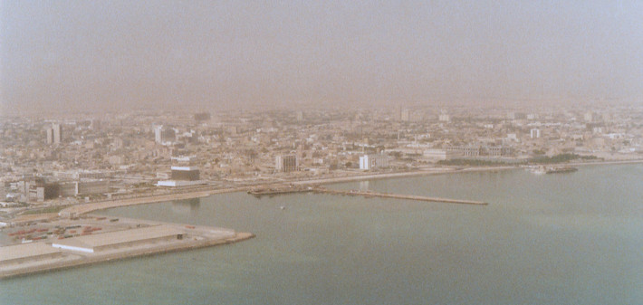 Thành phố Doha, thủ đô của Qatar năm 1983. Có thể thấy trụ sở Cơ quan Tiền tệ Qatar (tòa nhà màu đen với đỉnh màu trắng), Bộ Ngoại giao (tòa nhà màu trắng ở bên phải trung tâm) và Cung điện Diwan Emiri (bên phải). Ảnh chụp từ máy bay đang hạ cánh xuống sân bay Doha. Ảnh: DesertBlooms/Flickr.