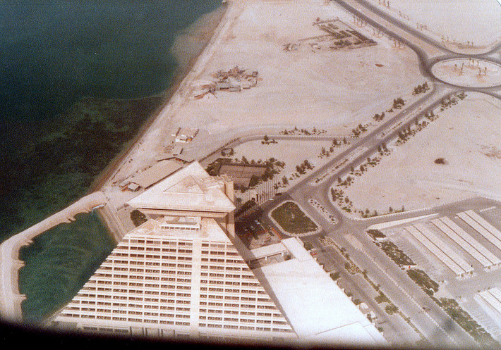 Khách sạn Doha Sheraton nhìn từ máy bay đang hạ cánh xuống sân bay Doha.