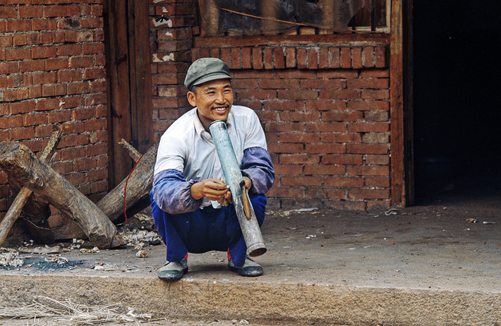 Người đàn ông cầm ống điếu.