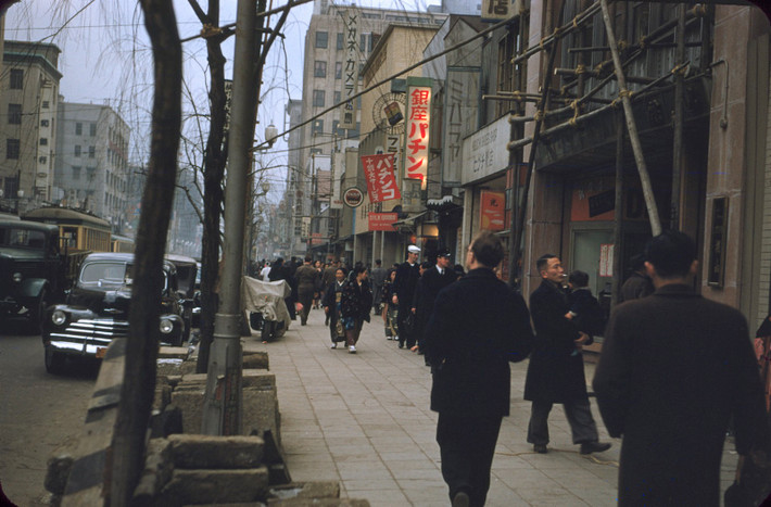 Vỉa hè nhộn nhịp người qua lại của một con phố Tokyo.