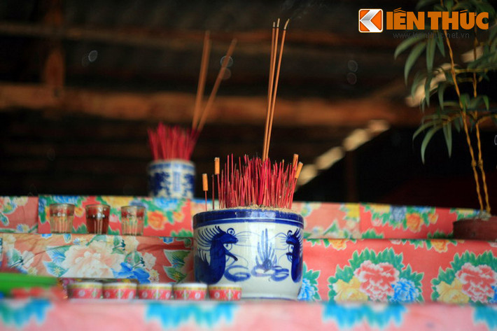 Khi cá Ông chết dạt trôi vào bờ, dân làng chài lấy đó làm vinh dự. Người gặp đầu tiên đứng ra làm tang chủ, cùng bà con chài lưới lo chôn cất hết sức trang trọng. Sau đó lập miếu, lấy bộ xương thờ gọi là Lăng Ông Nam Hải.