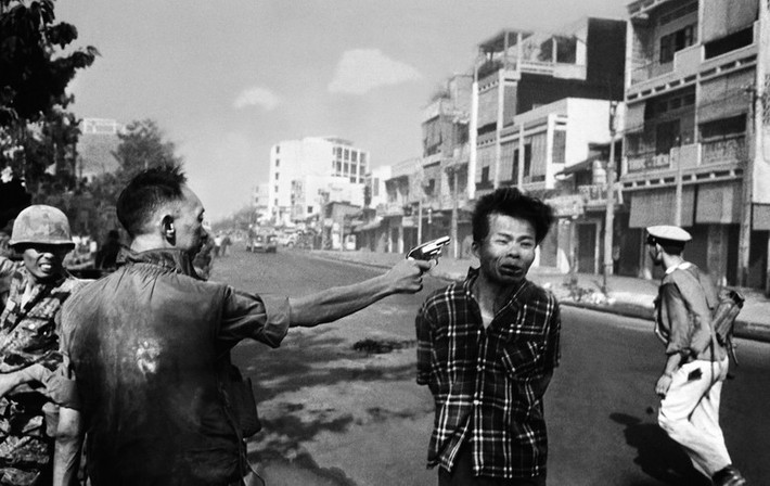 Bức ảnh nổi tiếng nhất trong sự nghiệp của Eddie Adams được chụp khi ông là phóng viên của hãng thông tấn Associated Press (AP). Đó là bức ảnh Tổng giám đốc Cảnh sát Quốc gia của chế độ Sài Gòn Nguyễn Ngọc Loan bắn thẳng vào đầu một chiến sĩ cộng sản trên đường phố Sài Gòn ngày 1/2/1968. Adams đã giành được giải Pulitzer năm 1969 cho hạng mục Ảnh sự kiện và giải thưởng Ảnh Báo chí Thế giới năm 1968 nhờ bức ảnh này.