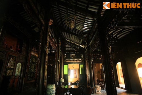 Nhà chính là nhà ba gian hai chái lợp ngói âm dương, gồm 36 cây cột, trong đó gỗ có 30 cột làm từ gỗ quý.