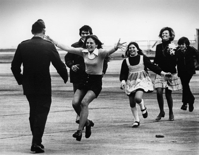Năm 1974, phóng viên ảnh Slava Veder của AP giành giải Pulitzer của hạng mục Ảnh vấn đề sự kiện cho bức ảnh “Niềm vui vỡ òa” (Burst of Joy). Bức ảnh được chụp tại căn cứ không quân Travis (California, Mỹ) ngày 17/3/1973, ghi lại cảnh tù binh chiến tranh, Trung úy Robert L.Stim được gia đình chào đón khi trở về từ Việt Nam, ngày 17/3/1973.