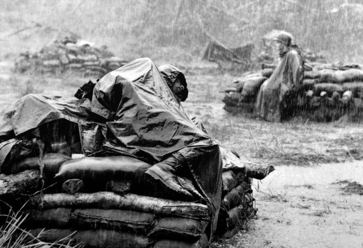 Từ năm 1968, giải thưởng nhiếp ảnh Pulitzer được chia thành hai hạng mục: Ảnh vấn đề sự kiện (Feature Photography) và Ảnh tin tức (Spot News Photography). Ở hạng mục Ảnh vấn đề sự kiện của năm đó, phóng viên Toshio Sakai của hãng thông tấn UPI đã giành được giải thưởng với bức ảnh có tên “Mơ về một thời kỳ tốt đẹp hơn” (Dreams of Better Times), ghi lại cảh những người lính Mỹ nghỉ ngơi dưới cơn mưa nặng hạt ở Việt Nam.