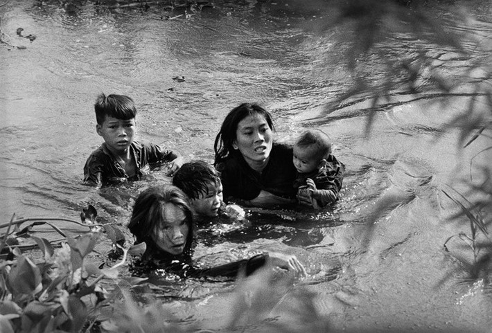 Năm 1966, đề tài chiến tranh Việt Nam tiếp tục giành giải thưởng danh giá của Pulitzer. Đó là bức ảnh của phóng viên Kyoichi Sawada, hãng thông tấn UPI (United Press International) ghi lại cảnh một bà mẹ Việt Nam cùng 4 đứa con lội qua một dòng sông ở Bình Định để chạy trốn khỏi những cuộc không kích từ máy bay Mỹ. Bức ảnh được chụp trong năm 1965.