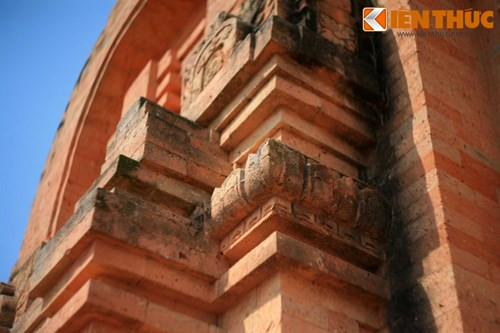 Tạo hình trên trụ cổng.