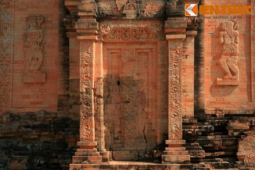 Mặt bên của tháp với hai phù điêu hình người.