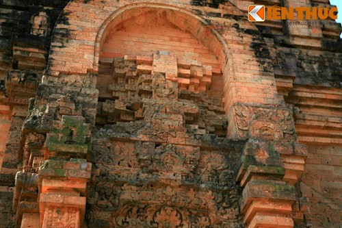 c Một bức phù điêu bị thời gian tàn phá nặng nề và không thể khôi phục nguyên trạng nhưng vẫn toát lên sự cầu kỳ trong tạo tác.