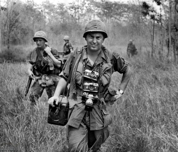 Horst Faas (người Đức, 1933-2012) là một phóng viên ảnh huyền thoại của hãng thông tấn AP và thế giới nói chung. Ông đến Việt Nam năm 1962 và là người đứng đầu bộ phận ảnh của AP tại Sài Gòn suốt cho đến 1970. Trực tiếp cầm máy trên chiến trường, ông từng bị thương nặng ở chân năm 1967 do bom đạn. Không chỉ chụp ảnh về chiến sự, Faas còn tuyển dụng và đào tạo nhiều tay máy, trong đó có Huỳnh Công Út, nổi tiếng với cái tên Nick Út.