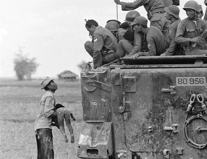 Một tấm ảnh về chiến tranh Việt Nam của Horst Faas đã đoạt giải Pulitzer năm 1965. Bức ảnh ghi lại cảnh một người cha ôm xác con nhìn lên chiếc xe chở lính Sài Gòn. Đứa bé thiệt mạng khi quân lực Sài Gòn tấn công vào một ngôi làng gần biên giới Campuchia.