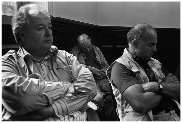 Philip Jones Griffiths (bên trái ảnh, người xứ Wales, 1936 - 2008) là một trong những phóng viên ảnh chiến trường nổi bật trong cuộc chiến tranh Việt Nam. Đến miền Nam Việt Nam để đưa tin cho hãng thông tấn Magnum (Anh) vào năm 1965, ông đã thực hiện nhiều bức ảnh gây sốc, phơi bày sự thật trần trụi về cuộc chiến phi nghĩa do Mỹ tiến hành ở Việt Nam.