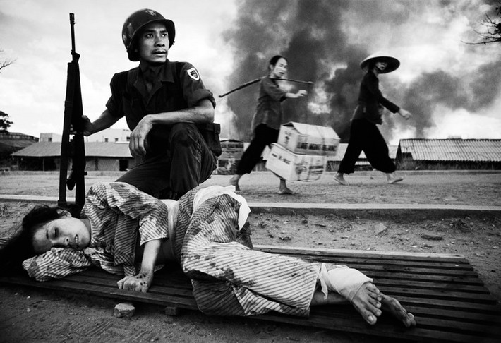 Năm 1971, cuốn sách ảnh Vietnam Inc của ông về cuộc chiến đã tạo ra cú sốc lớn khi cho người xem một góc nhìn chân thực hơn về cuộc chiến khủng khiếp ở Việt Nam. Những bức ảnh đó đã góp phần thức tỉnh trái tim hàng triệu người yêu chuộng hòa bình trên thế giới. Ảnh: Một phụ nữ Việt Nam bị thương trong cuộc giao tranh trên đường phố Sài Gòn năm 1968.