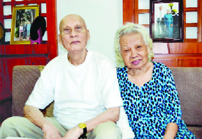 Nguyễn Hữu Có (1925-2012) là cựu Phó thủ tướng kiêm Tổng trưởng Quốc phòng và Tổng tham mưu trưởng quân lực chính quyền Sài Gòn. Sau năm 1975, ông ở lại VN và phải đi cải tạo đến năm 1987. Tuy vậy, đến cuối năm 2004, ông được bầu làm Ủy viên UBTW Mặt trận Tổ quốc VN và được chính phủ VN xem như một biểu tượng của sự hòa giải dân tộc, xóa bỏ hận thù của 30 năm chiến tranh. Ông mất tại TP HCM ngày 3/7/2012, hưởng thọ 87 tuổi. Trong ảnh là vợ chồng ông Nguyễn Hữu Có, chụp vào tháng 2.2012.