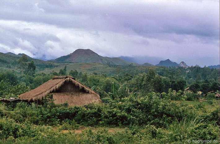Khung cảnh hoang vu trên đường từ Đông Hà đến Khe Sanh.