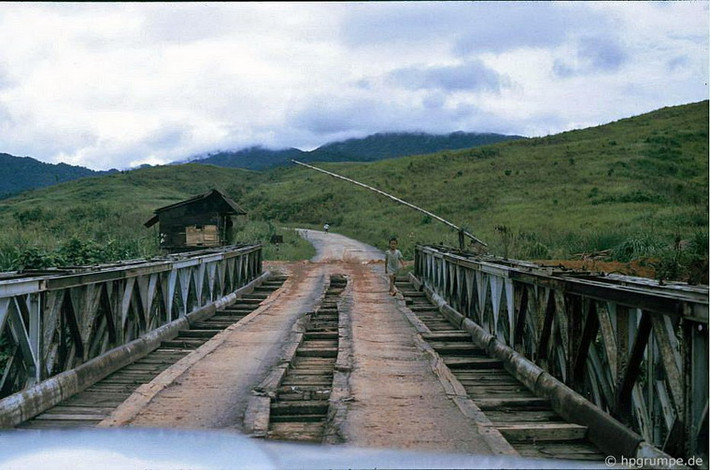 Một trạm kiểm soát thô sơ bên một cây cầu cũ kỹ trên đường đến Khe Sanh.