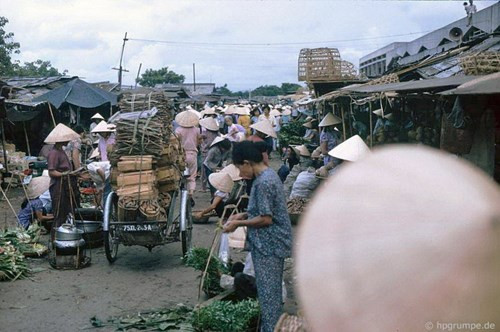 Xích lô len lỏi vào chợ.