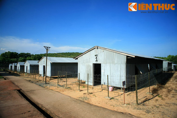 Các nhà giam có cấu trúc vì kèo sắt, nóc tôn, vách tôn, mỗi phòng bề ngang 5 mét, dài 20 mét, hai đầu chừa hai lối ra vào. Mỗi bên vách tôn có 4 cửa sổ, dưới vách tôn có khoảng trống chừng 3 tấc, có rào dây kẽm gai bên ngoài.