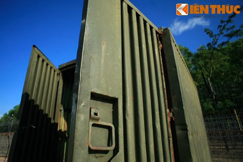 Dã man không kém chuồng cọp là phòng kỷ luật, làm bằng sắt tấm bịt kín như container.