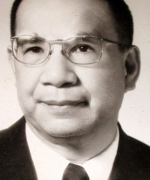 Vũ Văn Mẫu (1914-1998) là một chính trị gia kiêm học giả về ngành luật nổi tiếng ở Sài Gòn trước năm 1975. Ông từng giữ chức vụ Bộ trưởng Ngoại giao rồi Thủ tướng của chế độ Sài Gòn. Sau 1975, ông ở lại VN trong một thời gian, rồi sau đó sang Pháp và định cư ở đây cho đến tận cuối đời. Ông Vũ Văn Mẫu mất ngày 20/8/1998 tại Paris, thọ 84 tuổi.