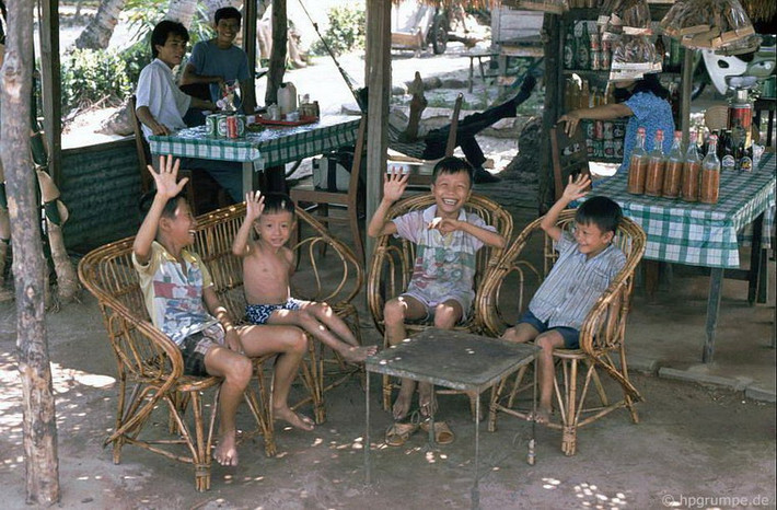 Những đứa trẻ trong một quán ven đường.