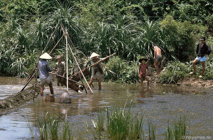 Tát nước bằng gàu sòng.