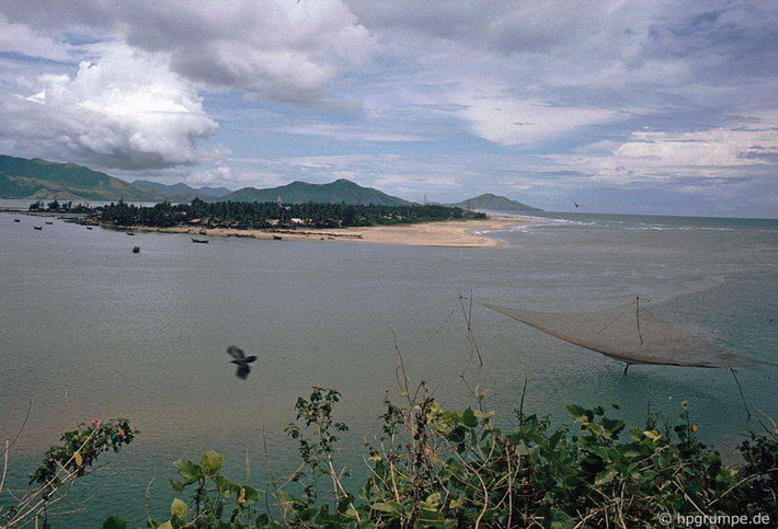 Vùng biển Lăng Cô nhìn từ chân núi Hải Vân.