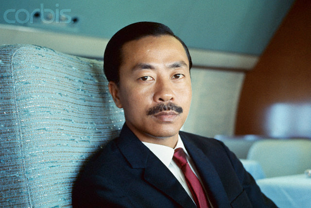 Nguyễn Cao Kỳ (1930-2011) là một sĩ quan cao cấp và là cựu Thủ tướng và Phó Tổng thống của chế độ Sài Gòn. Năm 2004, ông đã về thăm quê hương trong tinh thần hòa giải dân tộc. Ông mất ngày 23/6 tại một bệnh viện ở Malaysia, thọ 81 tuổi.