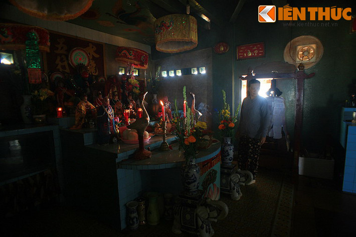 Bên trong là điện thờ các vị thần linh. Dưới nền điện thờ có một tầng hầm dài 6m, rộng 3m, từng là nơi hội họp bí mật của đồng bào chiến sĩ yêu nước thời kỳ kháng chiến.