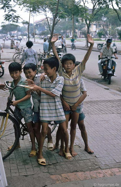 Năm chú bé và một chiếc xe đạp.