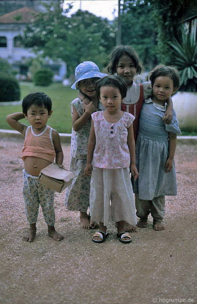 Một "đội quân" ăn xin xuất hiện trong công viên.