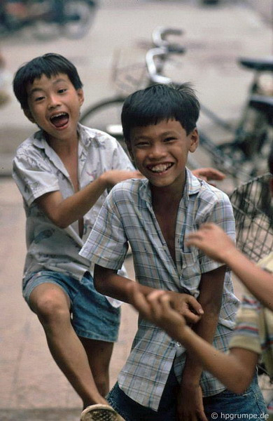Nô đùa trên phố.