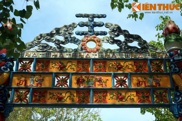 Họa tiết trên cổng tam quan.