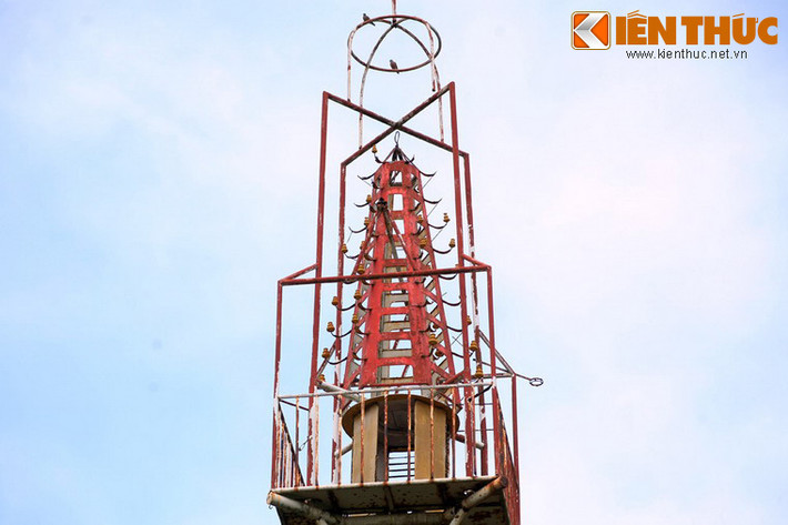 Ngọn tháp này thể hiện ước mơ chinh phục vũ trụ cũng như sự bao dung không bị giới hạn bởi khoảng cách không gian của đạo Dừa.