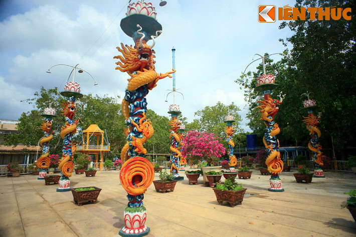 Nằm ở vị trí trung tâm của "thánh địa" là sân Chín con rồng, nơi hành lễ của tín đồ đạo Dừa.
