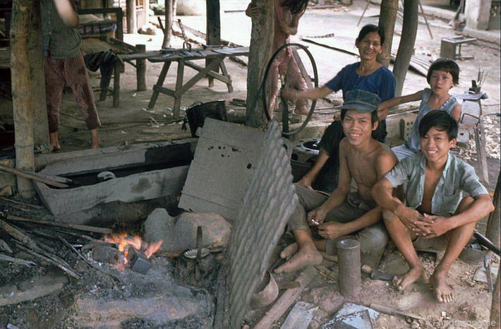 Những thiếu niên trong xưởng rèn.