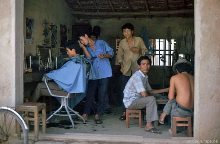 Hiệu cắt tóc ở địa phương.