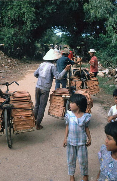 Chở gạch ngói trên đường làng bằng xe đạp.