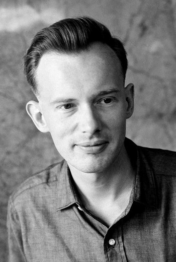 Malcolm W. Browne (người Mỹ, 1933 - 2012) vốn là một nhà hóa học nhưng tham gia quân dịch vào cuối cuộc Chiến tranh Triều Tiên, sau đó gia nhập hãng thông tấn AP và làm trưởng đại diện AP ở Đông Dương từ 1961 - 1968. Ông là một trong những nhà báo đầu tiên thường trú đưa tin về Chiến tranh Việt Nam.