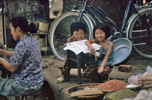 Cười tít mắt khi được chụp ảnh.
