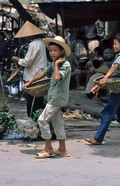 Không phải trẻ em nào ở Hà Nội cũng có một tuổi thơ êm đềm. Một số em phải mưu sinh trên phố bằng nghề bán rong.