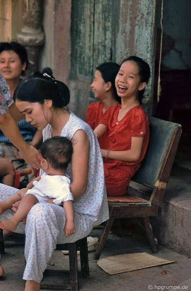 Tán gẫu trước hiên nhà.