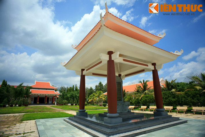 Đây là một quần thể kiến trúc gồm cổng tam quan, nhà bia, đền thờ, nhà trưng bày, được nối với nhau bằng các trục đường chạy qua thảm cỏ xanh và những hàng cây xanh mát.