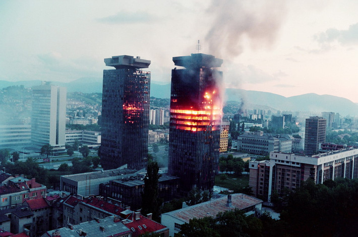 Cuộc bao vây Sarajevo (4/1992-2/1996) là một sự kiện đẫm máu trong cuộc nội chiến Nam Tư (cũ). Lực lượng Serbia đã bao vây thành phố Sarajevo - thủ phủ của Bosnia và Herzegovina trong gần 4 năm, kéo theo cái chết của 10.000 người. Đây là một biến cố bi thảm mà trước đó nhiều người không thể hình dung sẽ xảy ra giữa lòng châu Âu thời hiện đại. Biến cố này cũng góp phần đến cuộc chiến tranh do NATO tiến hành ở Liên bang Nam Tư năm 1999.