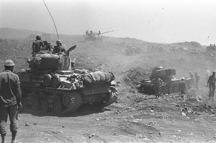 Chiến tranh 6 ngày là cuộc chiến giữa Israel và các nước láng giềng Ả Rập gồm Ai Cập, Jordan, và Syria từ ngày 5-10/6/1967. Cuộc chiến bắt đầu khi quân Israel đánh phủ đầu quân Ai Cập do lo sợ bị nước này tấn công. Jordan và Syria sau đó đã tham chiến với tư cách đồng minh của Ai Cập. Sau cuộc chiến, Israel đã giành được quyền kiểm soát Đông Jerusalem, dải Gaza, bán đảo Sinai, Bờ Tây, và cao nguyên Golan. Kết quả của cuộc chiến này ảnh hưởng đến địa thế chính trị của khu vực này cho đến ngày nay.