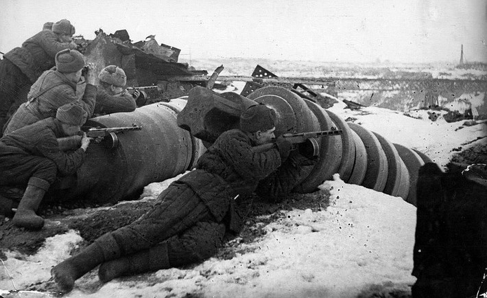 Trận Stalingrad là một trận đánh lớn trong chiến tranh TG II, diễn ra từ ngày 17/7/1942 – 2/2/1943 giữa Đức Quốc xã và Hồng quân Liên Xô tại thành phố Stalingrad (nay là Volgograd) ở Tây Nam nước Nga. Thắng lợi của Liên Xô trong trận đánh là một bước ngoặt quan trọng làm xoay chuyển cục diện của cuộc chiến tranh. Đây cũng là một trong những trận đánh đẫm máu nhất lịch sử, với con số thương vong lên đến hai triệu người.